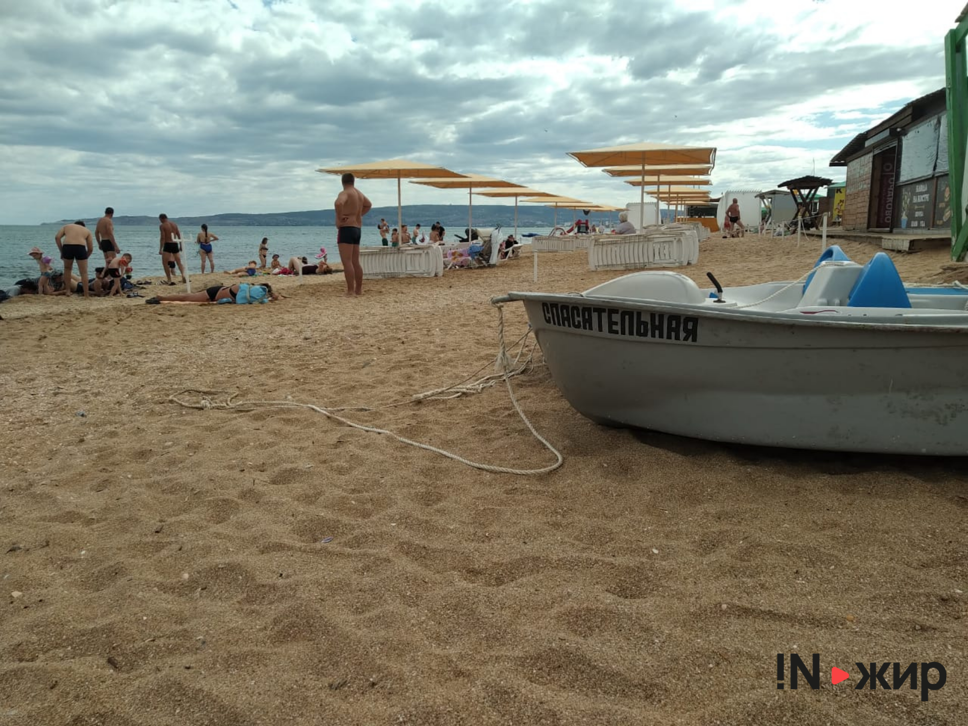 Спасательная лодка без весел на берегу. Фото: INжир